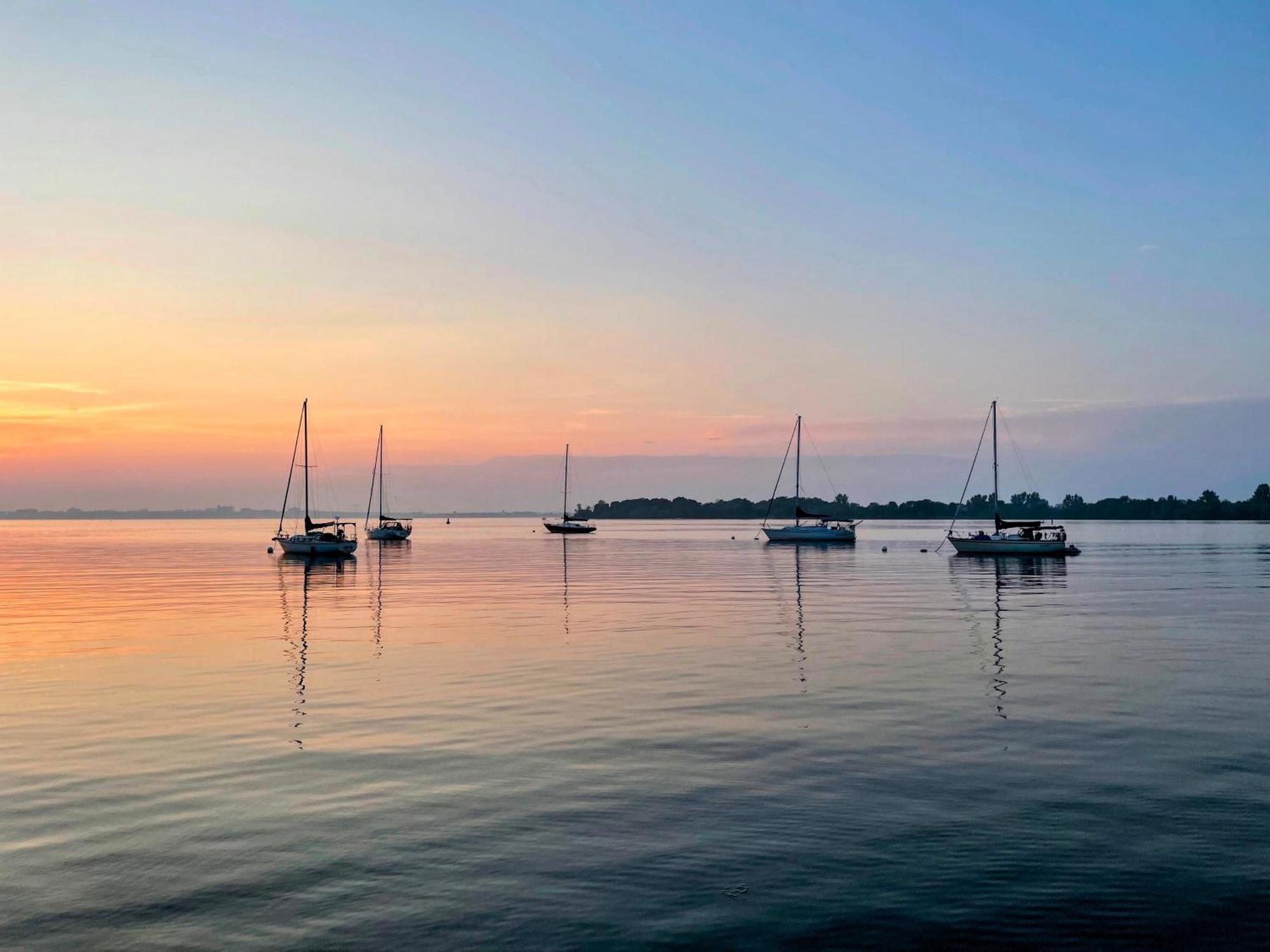 Hotel Wolfe Island Marysville Экстерьер фото