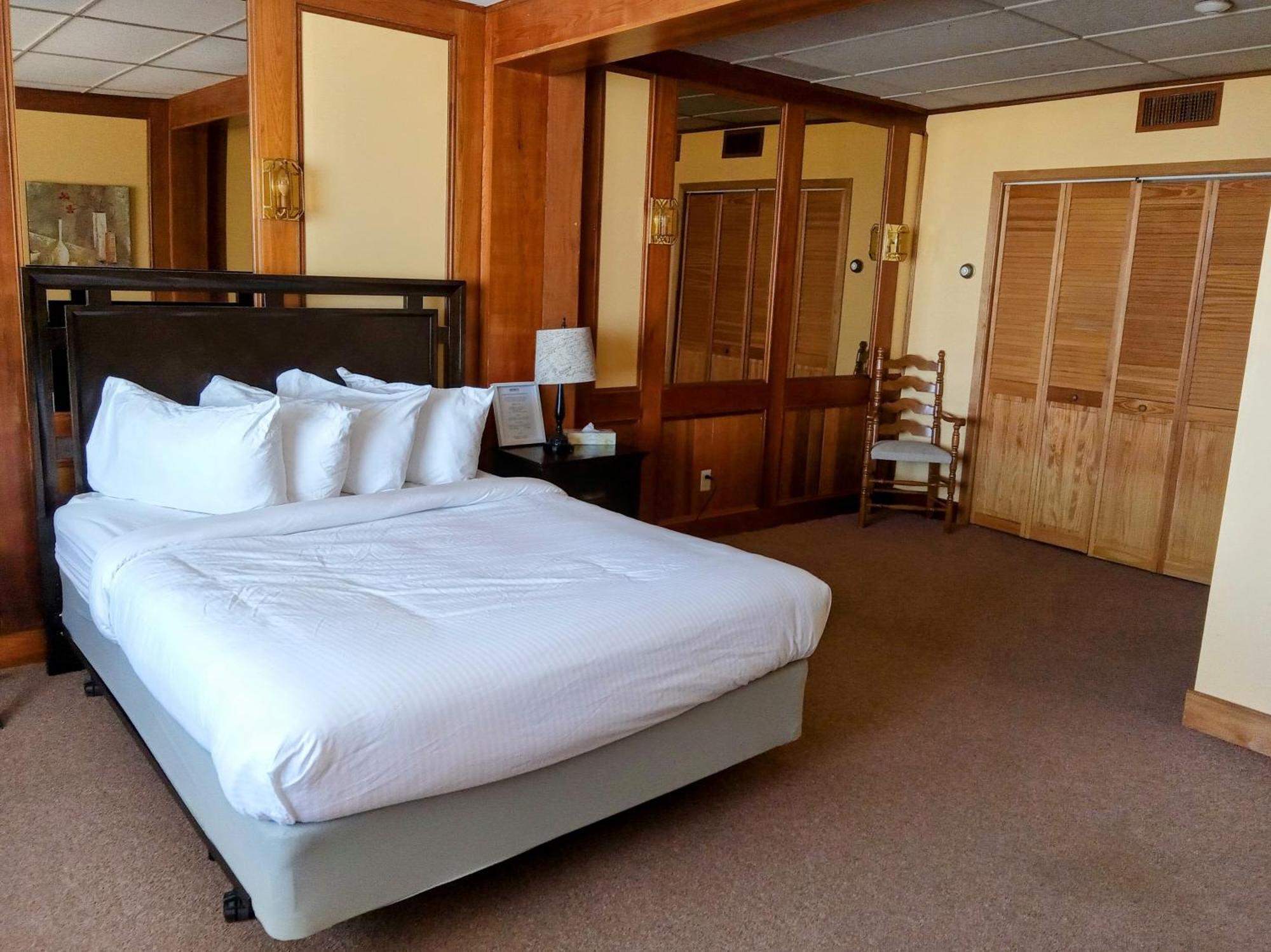 Hotel Wolfe Island Marysville Экстерьер фото
