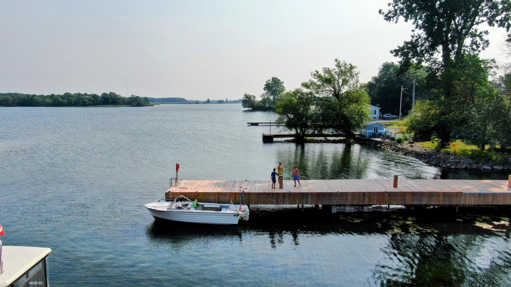 Hotel Wolfe Island Marysville Экстерьер фото