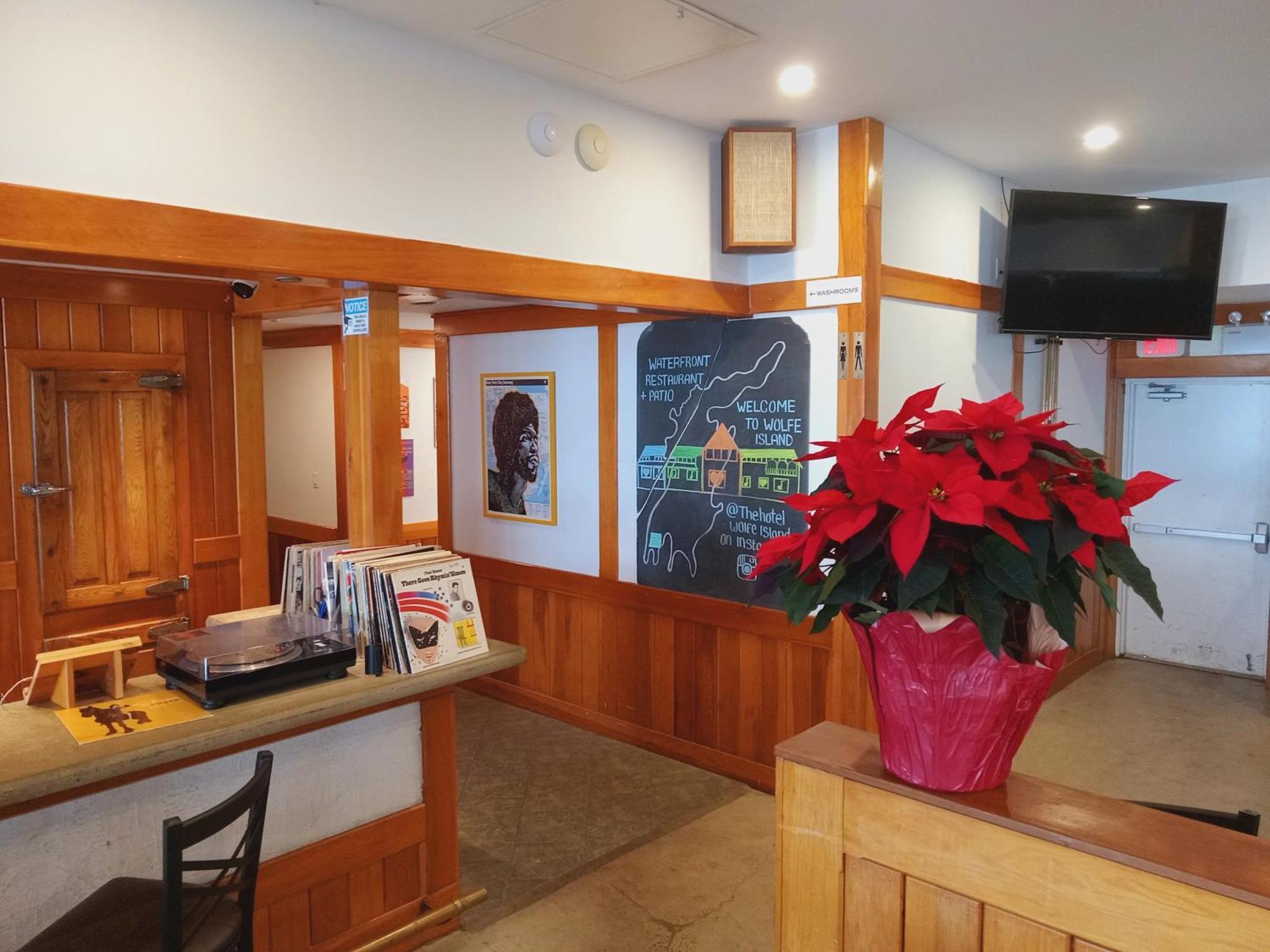 Hotel Wolfe Island Marysville Экстерьер фото